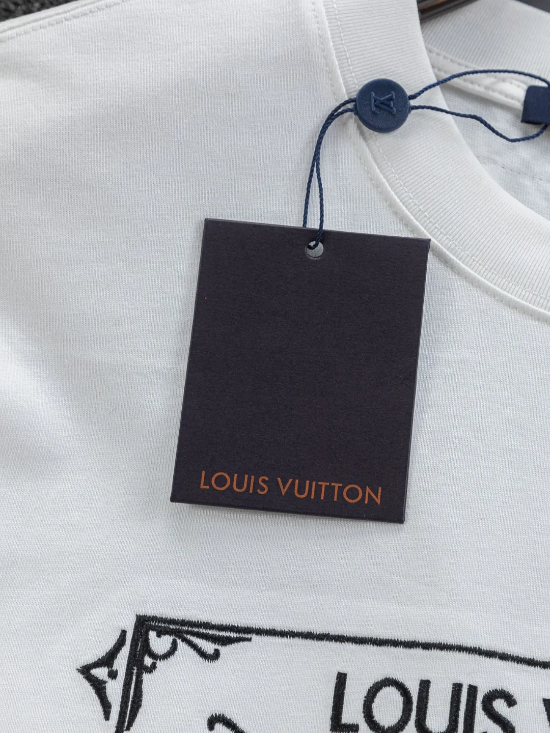 🅿️190 Louis Vuitton 1V LV lv slightly wide version S-XL LV 26ss new products are available at counters simultaneously. Multiple craftsmanship. Gold thread jacquard checkerboard letters on the chest🪡 embroidery. Round neck short-sleeved T-shirt, same style for men and women! Consigned to one-to-one creation. Synchronized with the official website, pure cotton fabrics at the counter! It is close to the skin and comfortable, durable and easy to wear. It has a classic and simple logo design and meticulous original craftsmanship. Short-sleeves, a must-have item for men, do not appear to be the same for the general public, but must be unique and eye-catching. This LV short-sleeve is all about quality, comfort, the same shape and fashion as always, including fabrics and cutting techniques. All of them have been made with great effort! 320 grams of washed pure cotton fabric, pure cotton is breathable, very refreshing and comfortable for daily wear. The rib knitting on the neckline is smooth and tight, and the neckline will not be skewed if you toss it at will. The loose version, you will find that it looks really good on the upper body. The overall is minimalist and neat, super versatile for daily use! Pair it casually with a pair of pants for a youthful look. A T-shirt will make your outfit crazy. It is a fashionable item that can never go wrong! Color: Black White Size: S-XL Size chart: S: Shoulder width 50-Bust 56-Length 70 M: Shoulder width 52-Bust 57-Length 72 L: Shoulder width 54-Bust 59-Length 74 XL: Shoulder width 56-Bust 62-Length 76